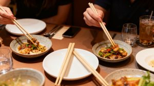 일회용 나이프 구매를 위한 목재 기계적 특성과 지역별 마감 선호도 분석