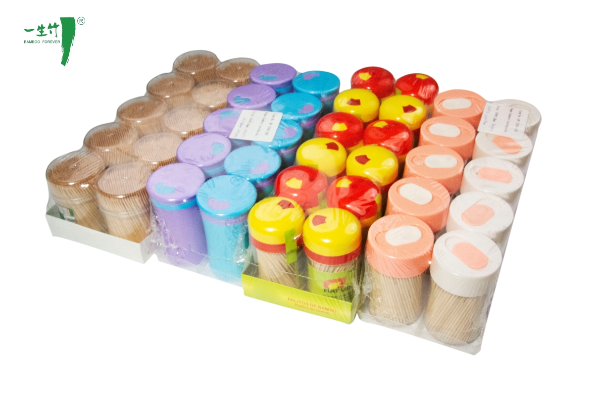 투명 플라스틱 보관함에 담긴 대나무 원형 이쑤시개