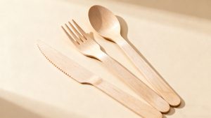 플라스틱 수저 대비 90일 분해와 탄소 배출량 87% 절감 효과를 위한 목재 수저 조달 가이드